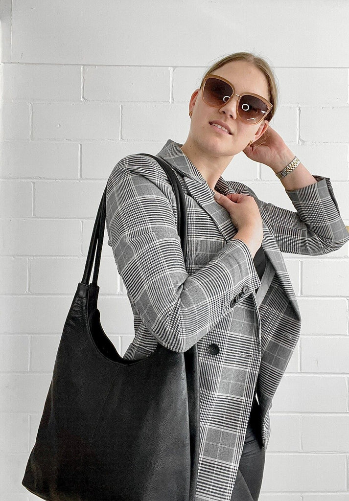 Black Leather Shoulder / Tote Bag. Style: 61029 Hide & Chic